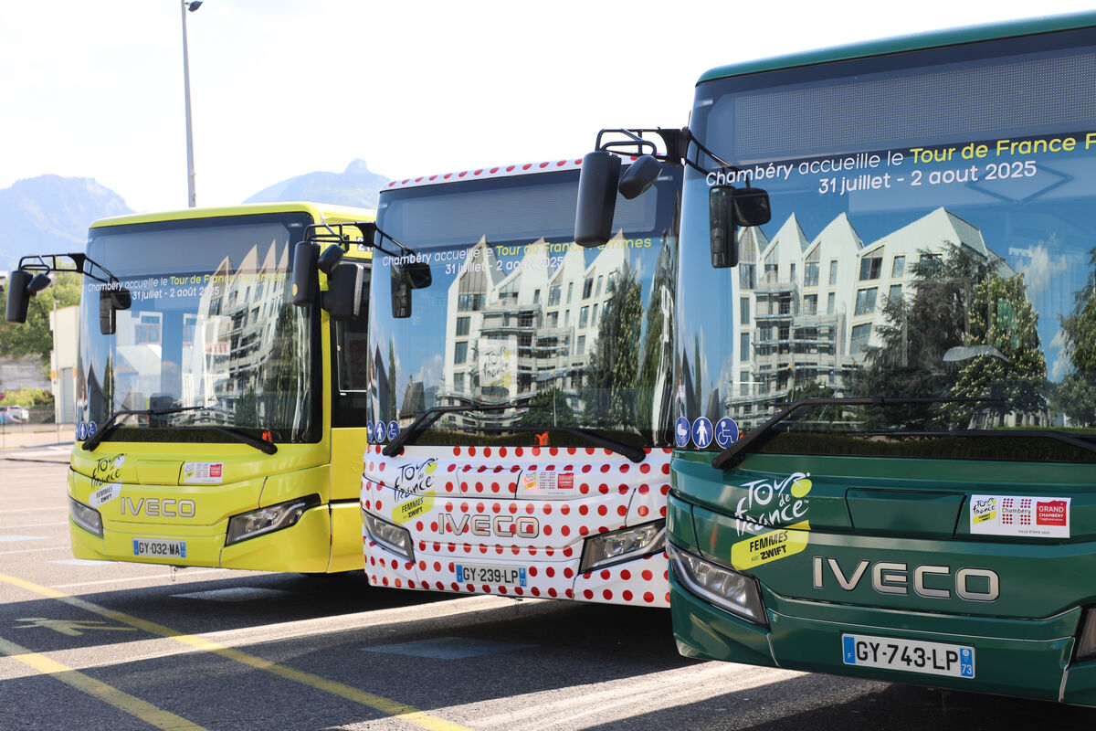 Trois bus Synchro Mobilités aux couleurs du Tour de France Femmes 2025, prêts à circuler sur les lignes de l'agglo. Un bus jaune, un bus a pois rouges et un dernier vert.