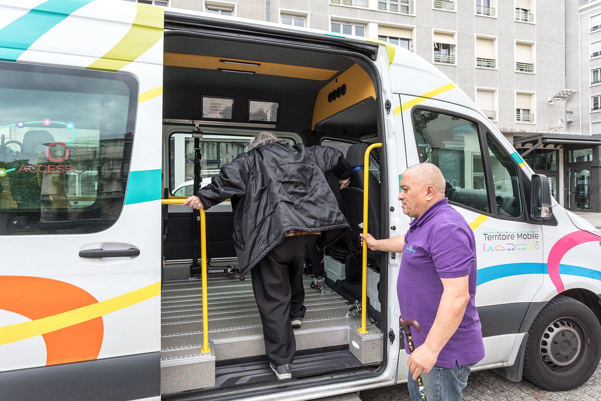 Une usagère monte dans un minibus