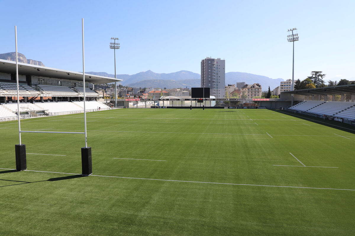La pelouse du Chambéry Savoie Stadium vue depuis les gradins