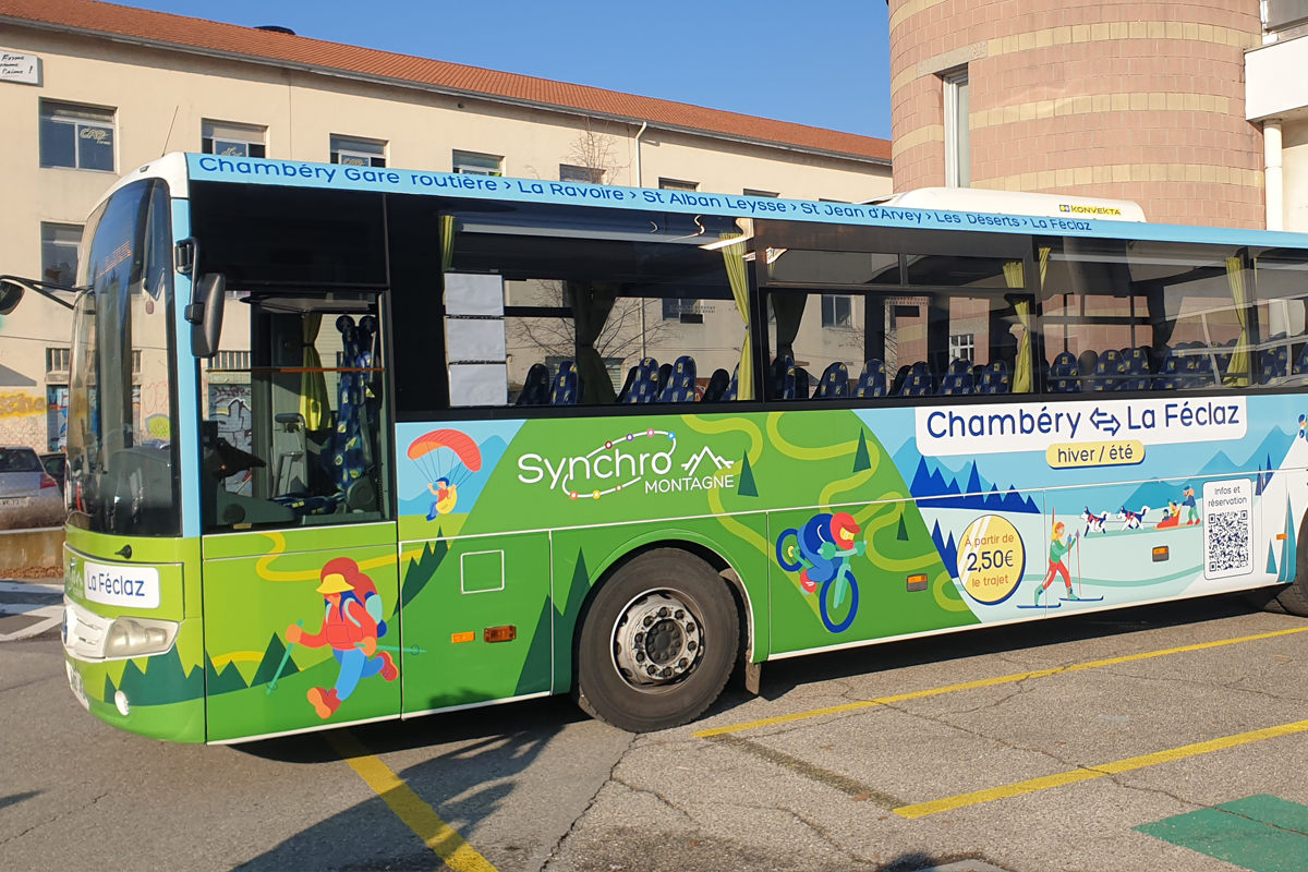 Bus floqué aux couleurs de la campagne publicitaire Synchro Montagne