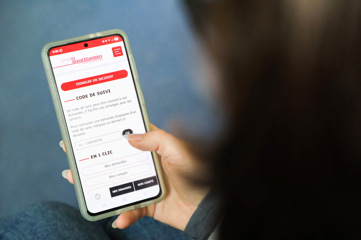 Une personne regarde et navigue sur Internet sur un smartphone