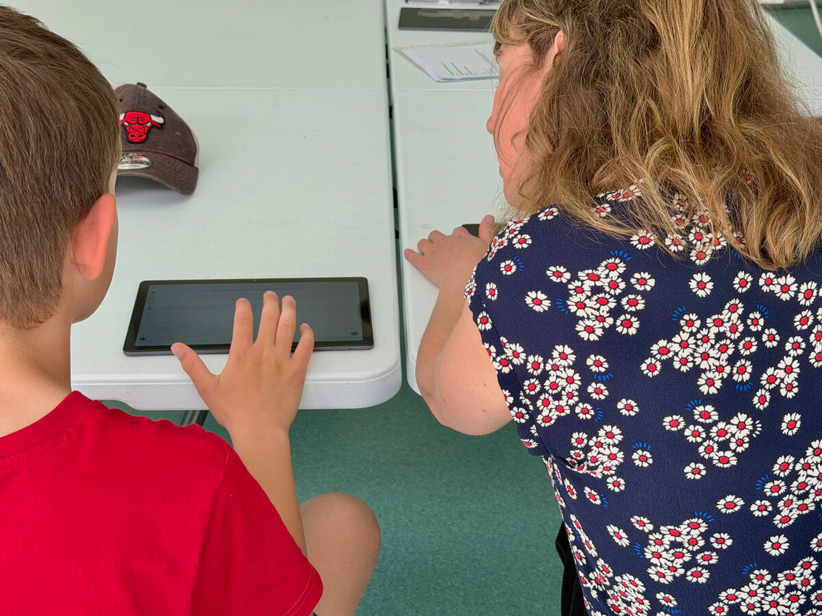 Atelier numérique sur tablette avec enfant de plus de 8 ans, un enfant est en train de manipuler le logiciel sur sa tablette