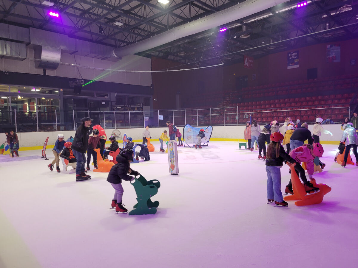 Enfants patinant sur la glace, à l'aide de jeux