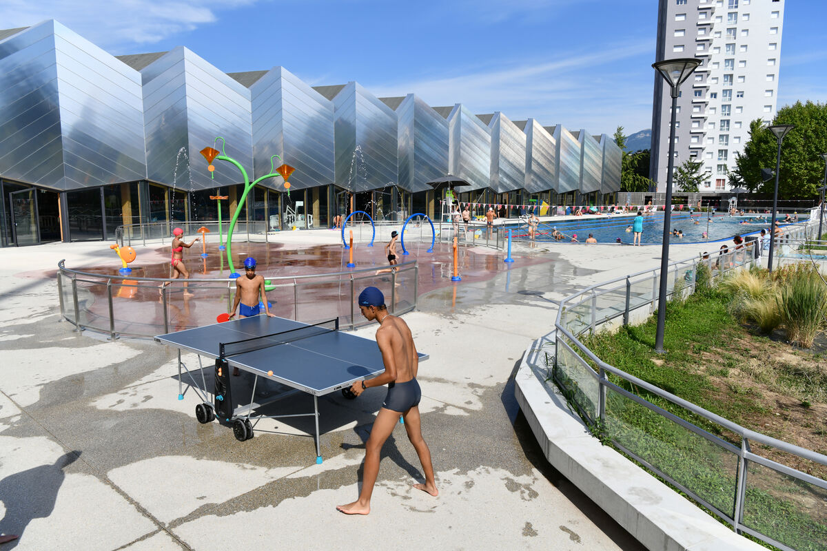 Des jeunes jouent au ping pong