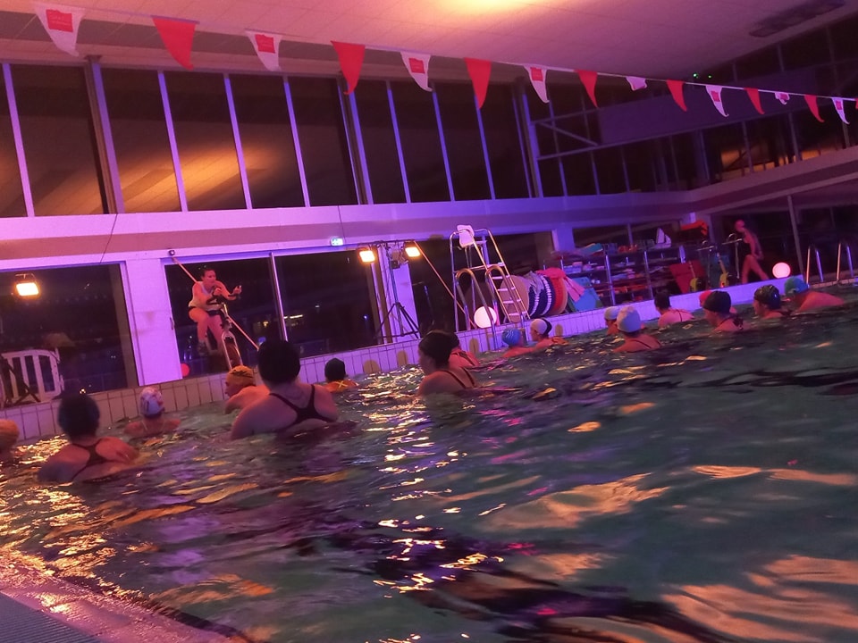 des nageurs dans la piscine