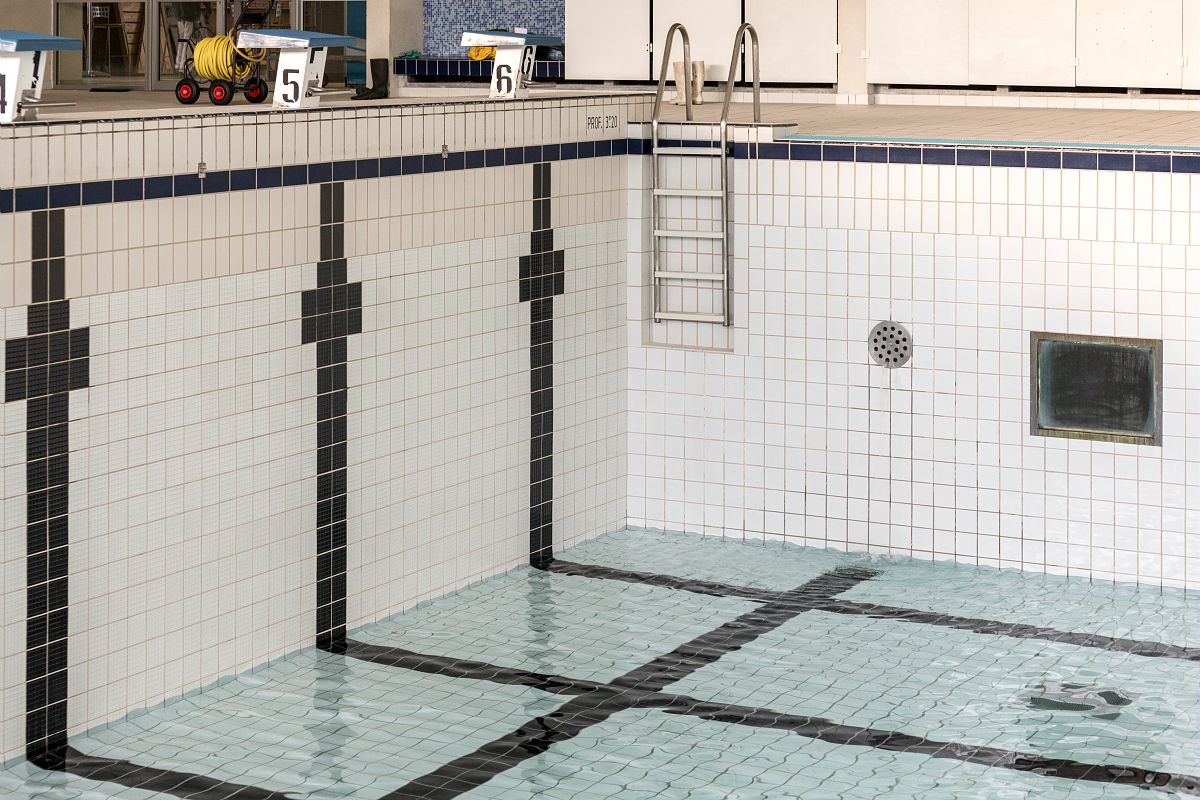 Une piscine vide