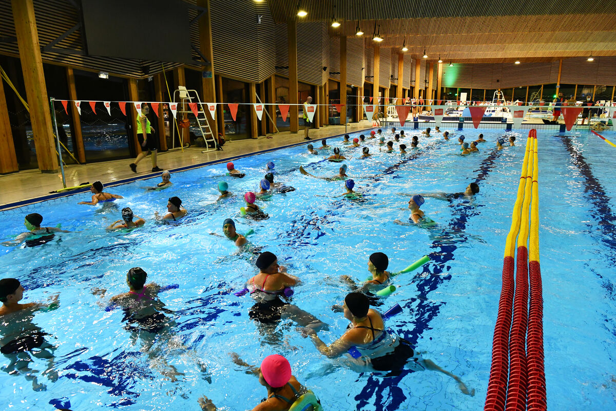des baigneurs dans la piscine