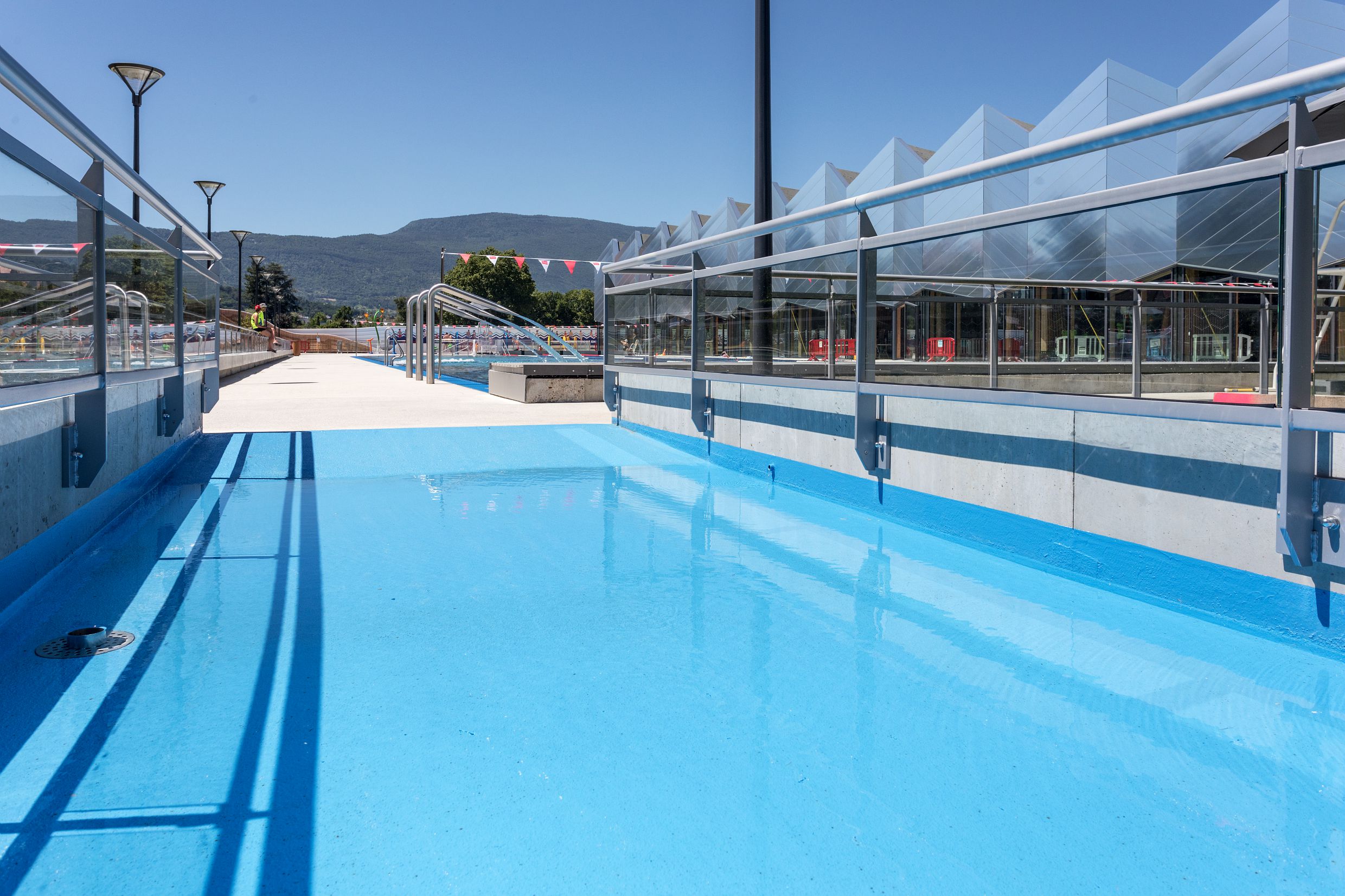 Pédiluve d'accès au bassin extérieur de la piscine aqualudique du Stade