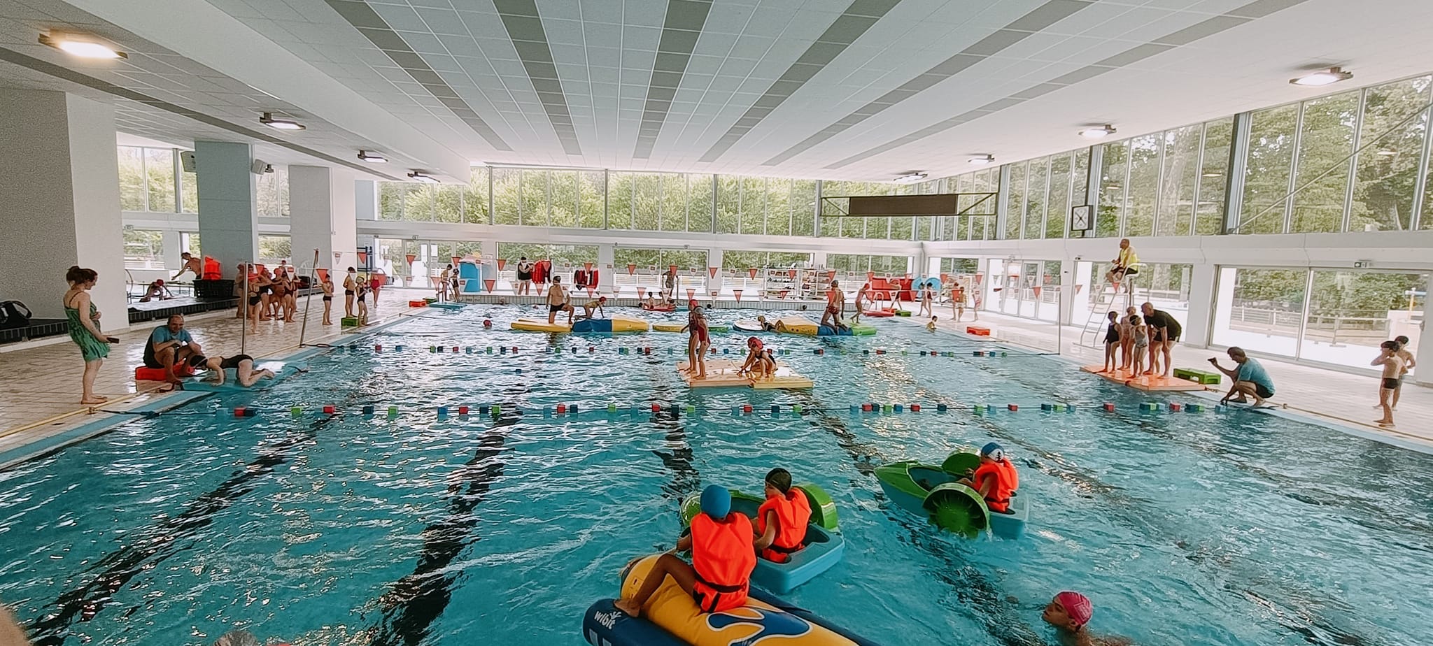 enfants qui nagent dans la piscine de buisson rond 