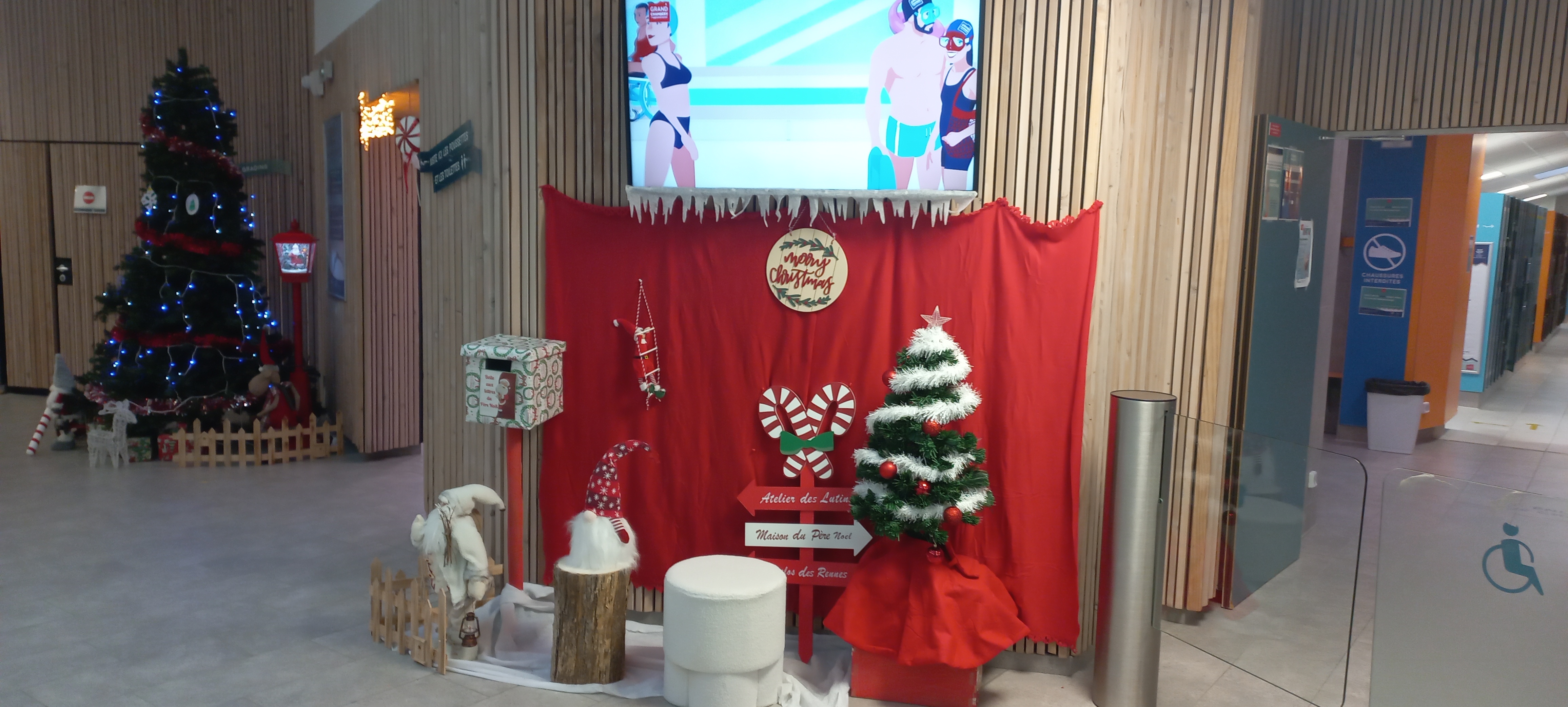 Zone à selfie décorée pour Noël. 