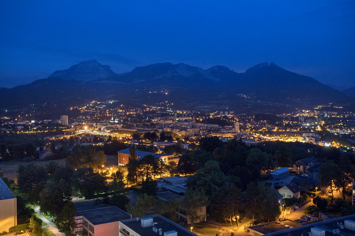 une ville la nuit