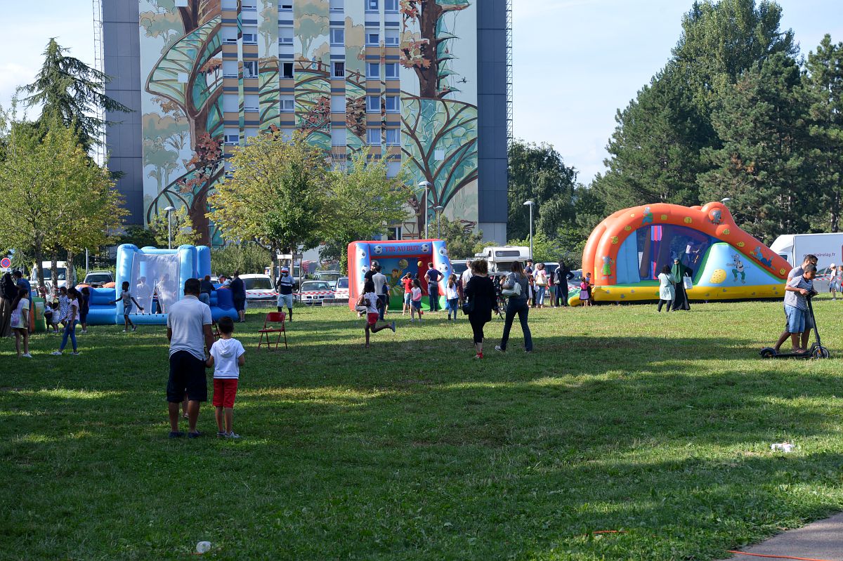 Sur la pelouse des structures gonflables avec des enfants