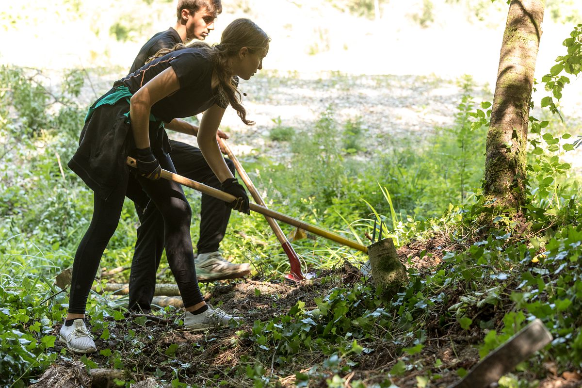 Des jeunes font du jardinage