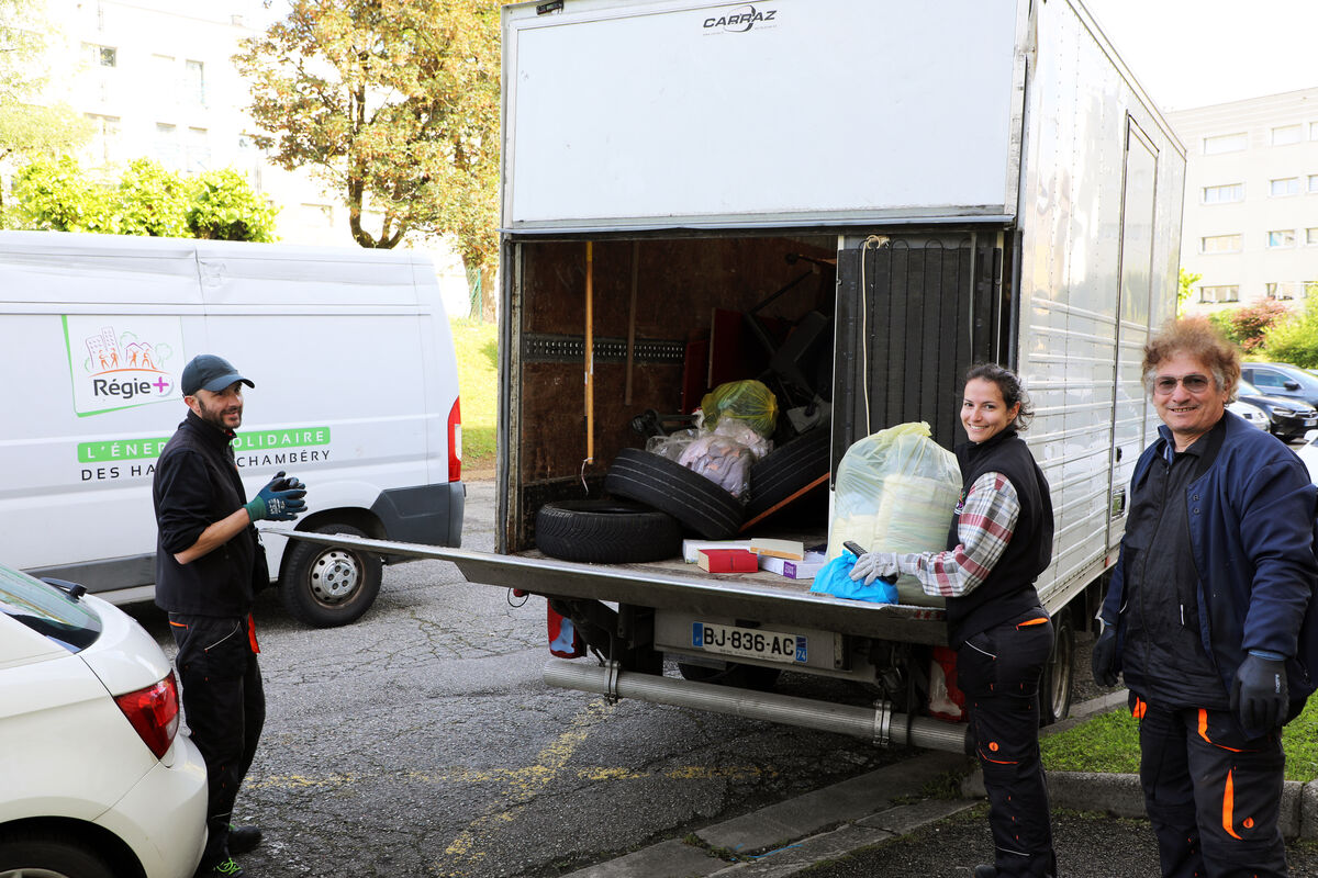 L'équipe de "Mon débarras mobile" de Régis Plus en pleine intervention auprès d'une habitante du quartier du Biollay.
