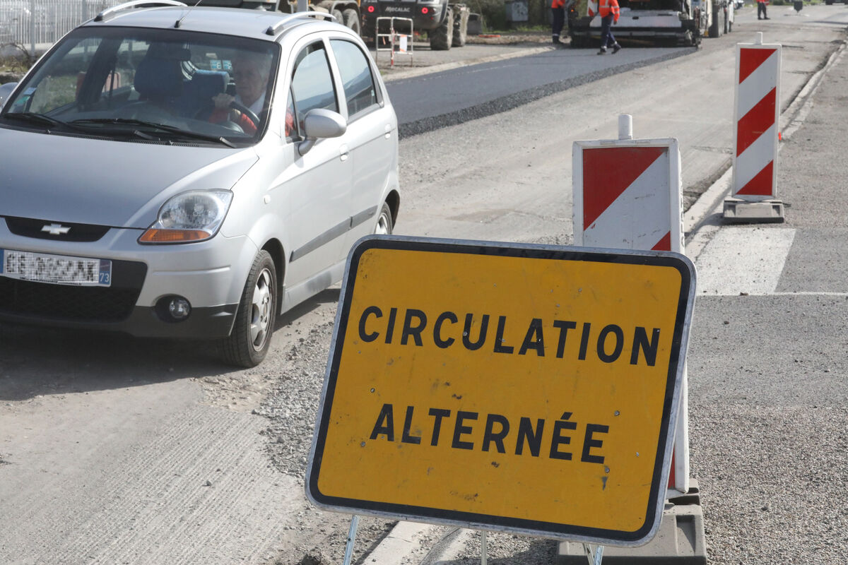 Un panneau avec écrit dessus circulation alterné"