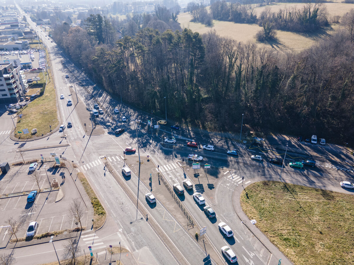 Vue aérienne d'une route avec une forte circulation