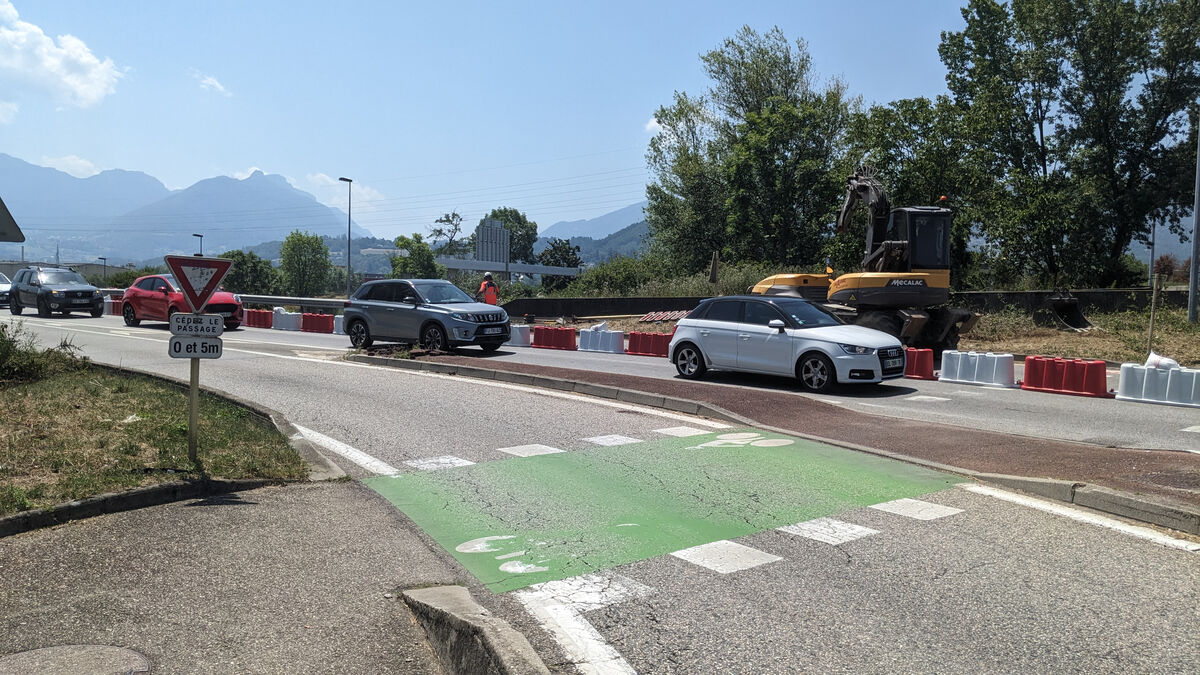 Des voitures sur un rond-point