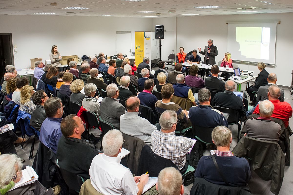 Des personnes dans une salle de réunion.