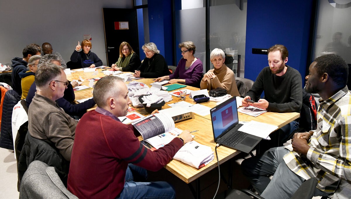 Des personnes autour d'une table discutent.