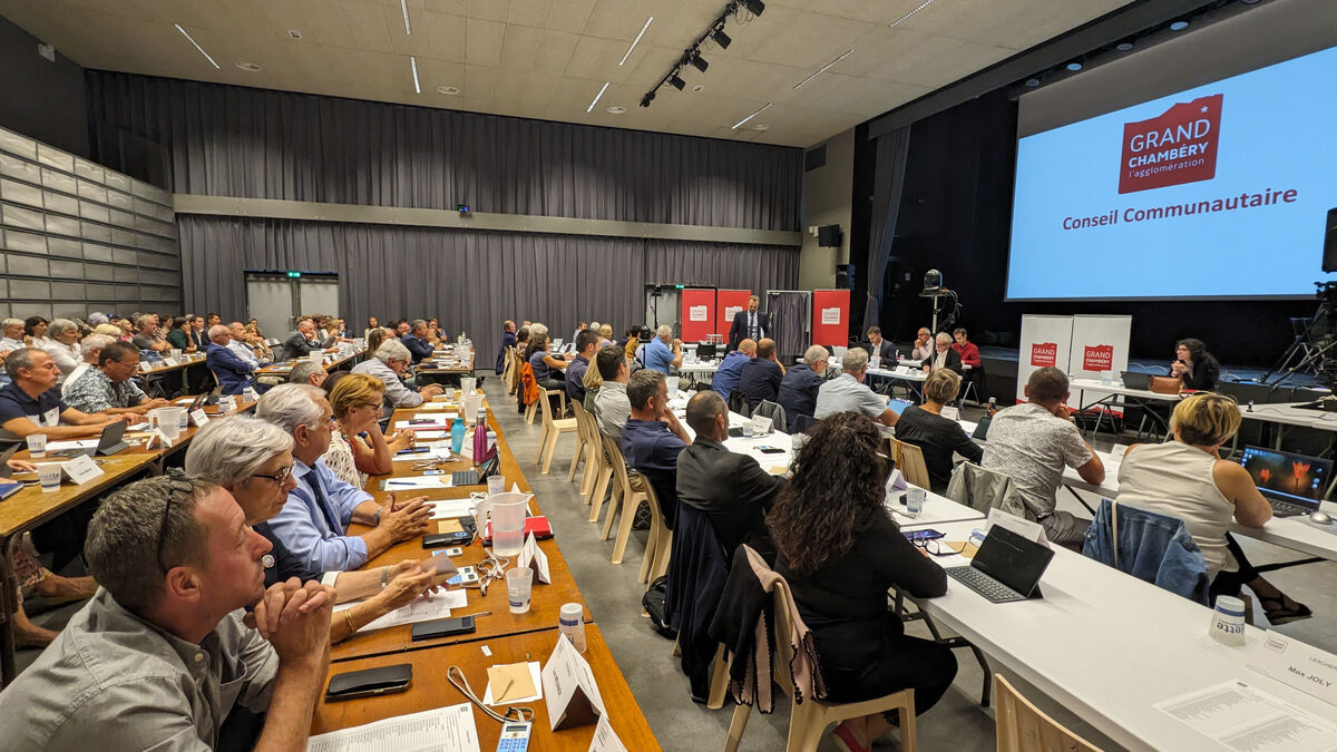Des élus assis dans une salle.