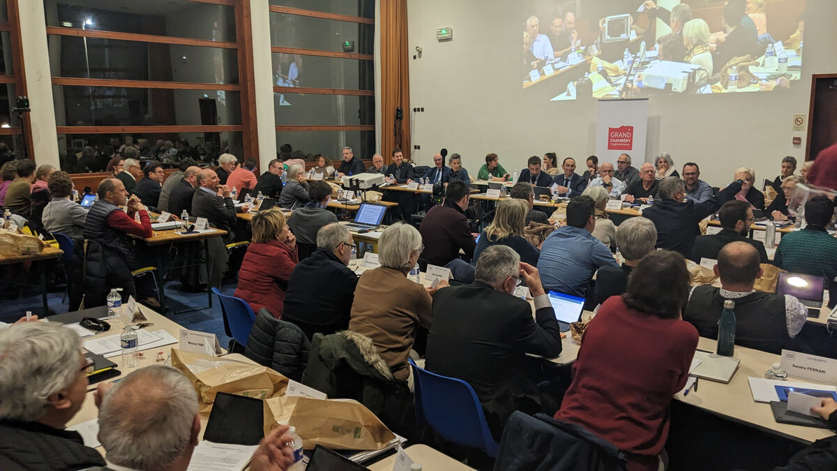Des personnes assisent dans une grande salle