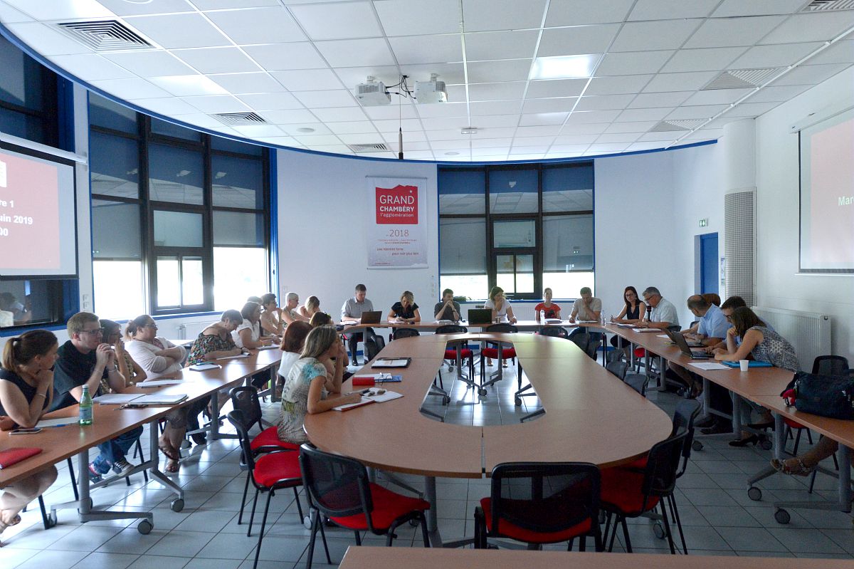 Une salle de réunion.