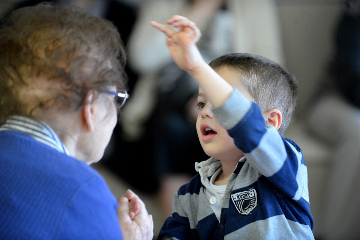 Un jeune enfant avec une personne âgée.