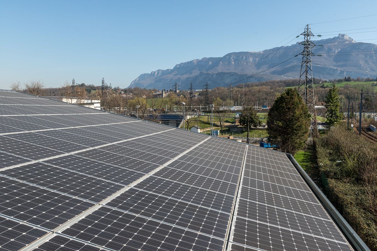 Des panneaux photovoltaïques sur le toit d'un hangar.