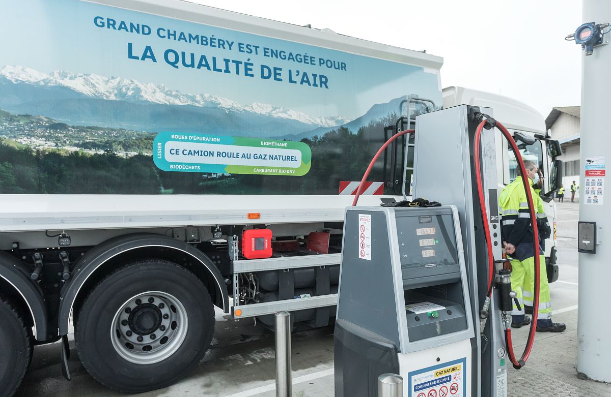 Agents faisant le plein d'un camion roulant au gaz naturel.