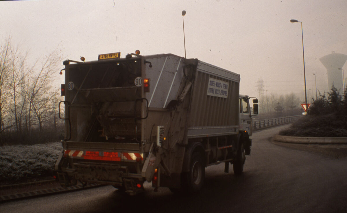 Camion de collecte des ordures ménagères.