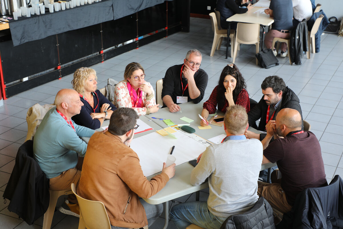 des personnes autour d'une table discutent