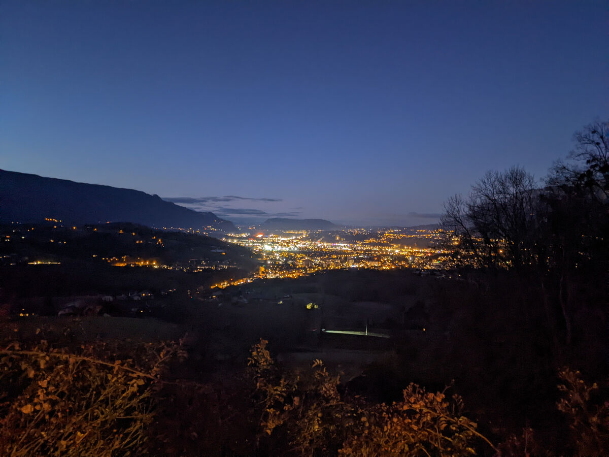 Vue de nuit d'une grande ville entre les montagnes