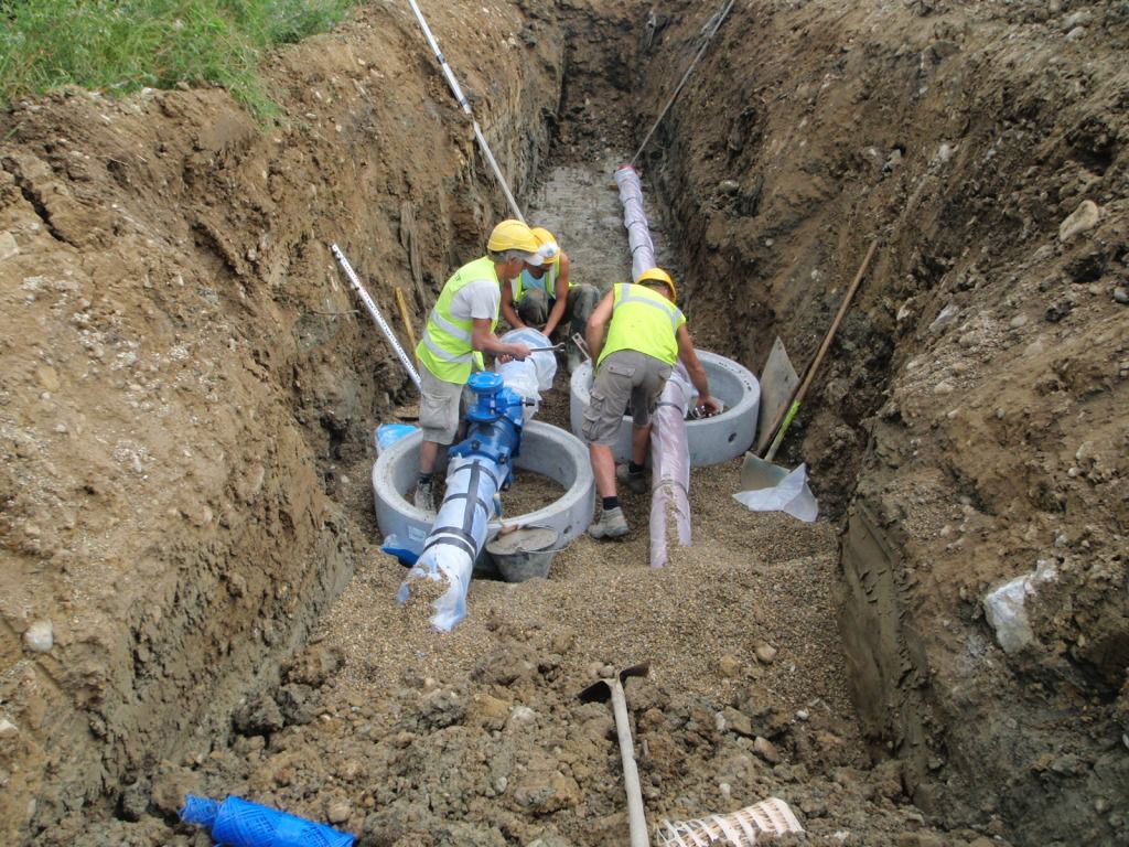 Des agents qui font des travaux.