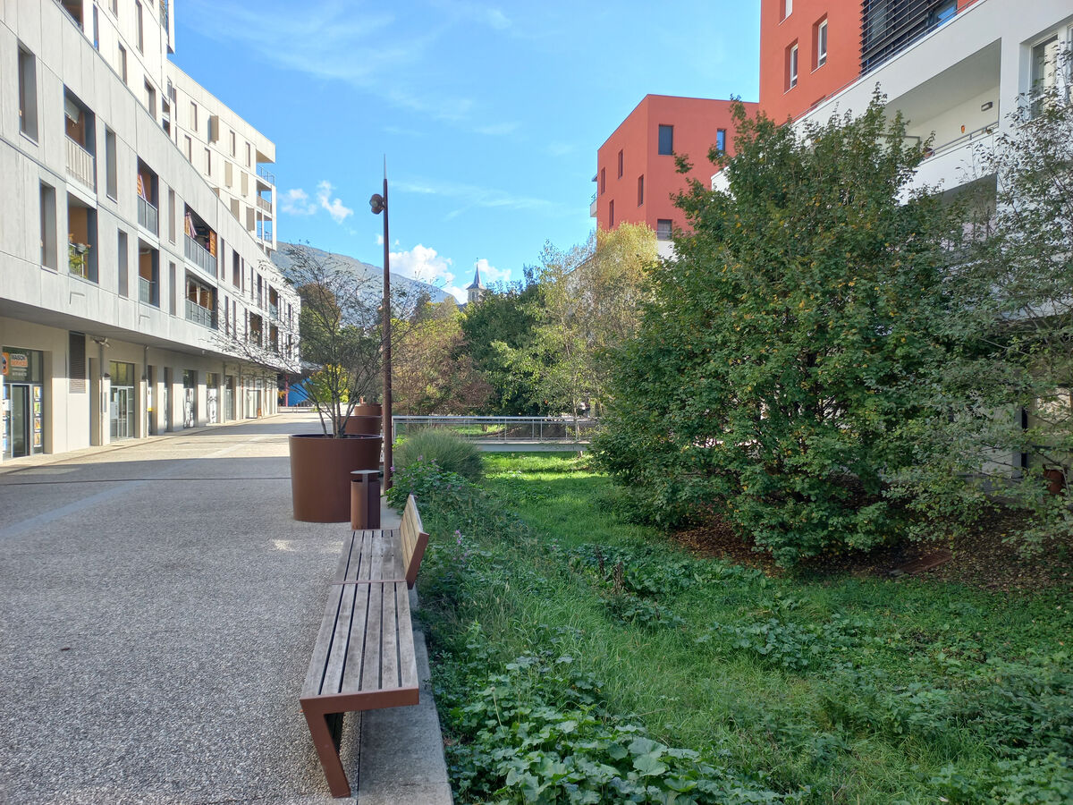 Espace de vie entre deux immeubles.