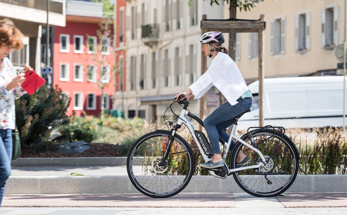 Une femme sur un vélo électrique.