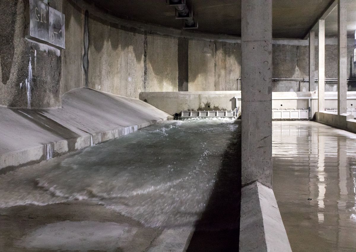 Bassin de stockage et de restitution des eaux par temps de pluie (BSR) : vue intérieure et machinerie.