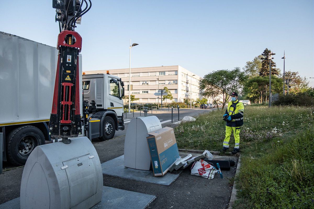 Collecte de déchets par un agent grutier durant l'épidémie de COVID 19.