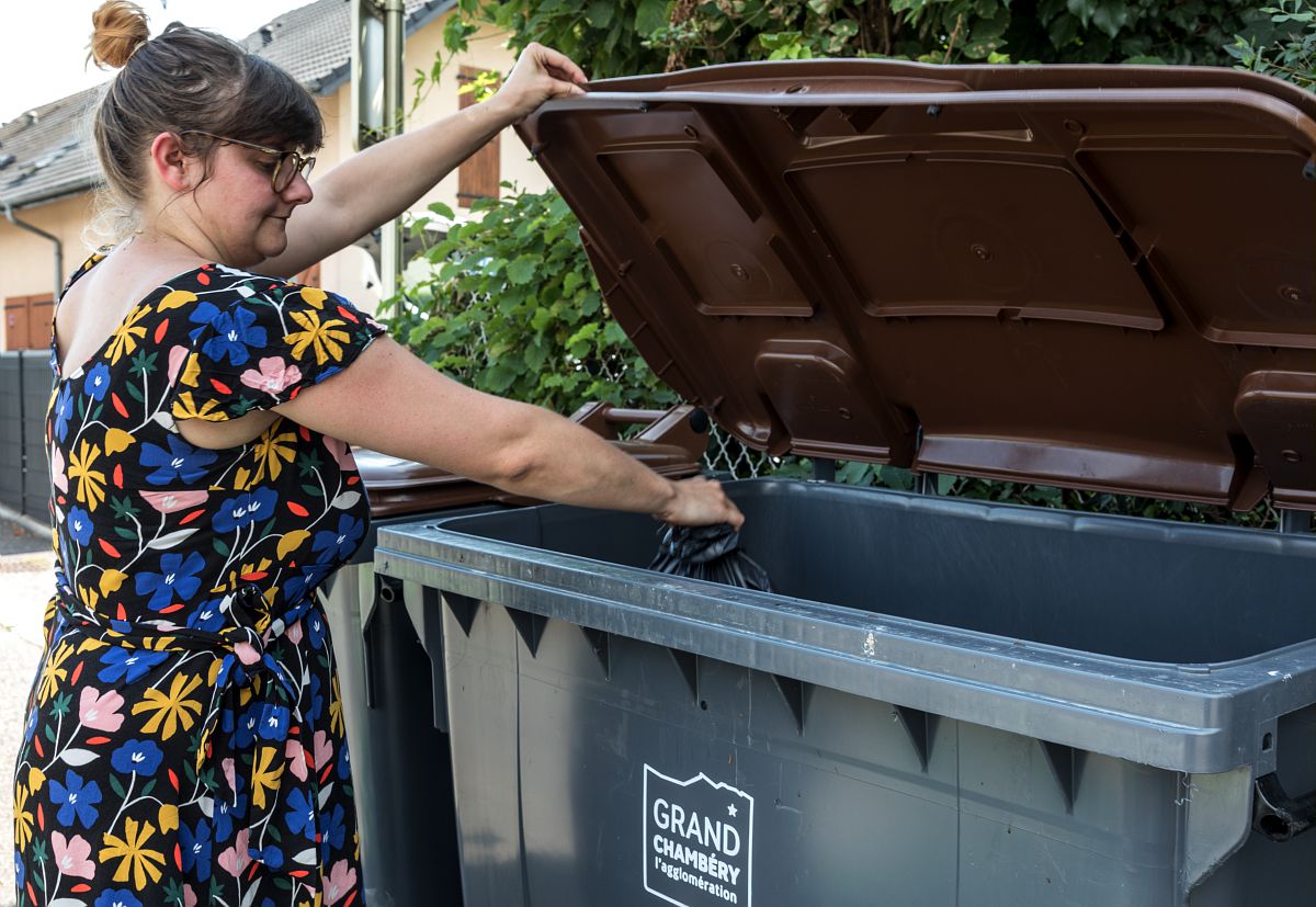 Bac marron, bac de déchets non recyclables.