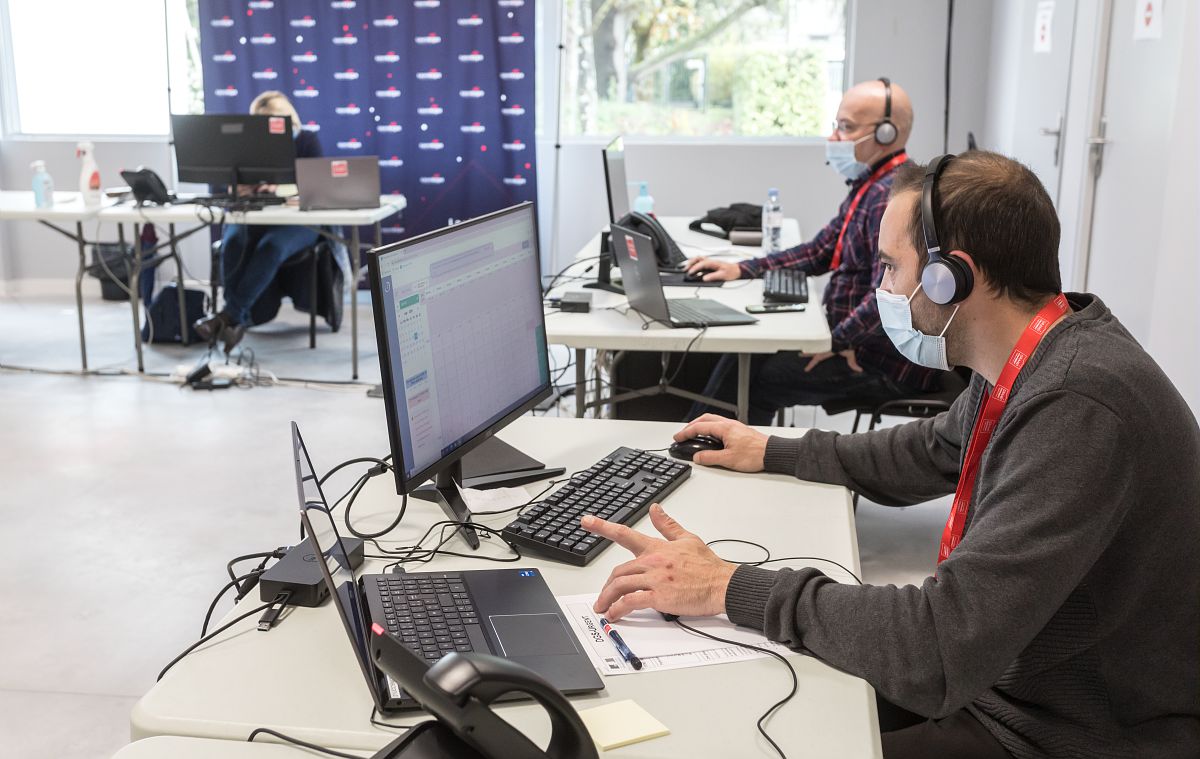 Accueil téléphonique par les agent de la ville, pour prise de RDV, au méga-centre de vaccination au Parc des Expositions.