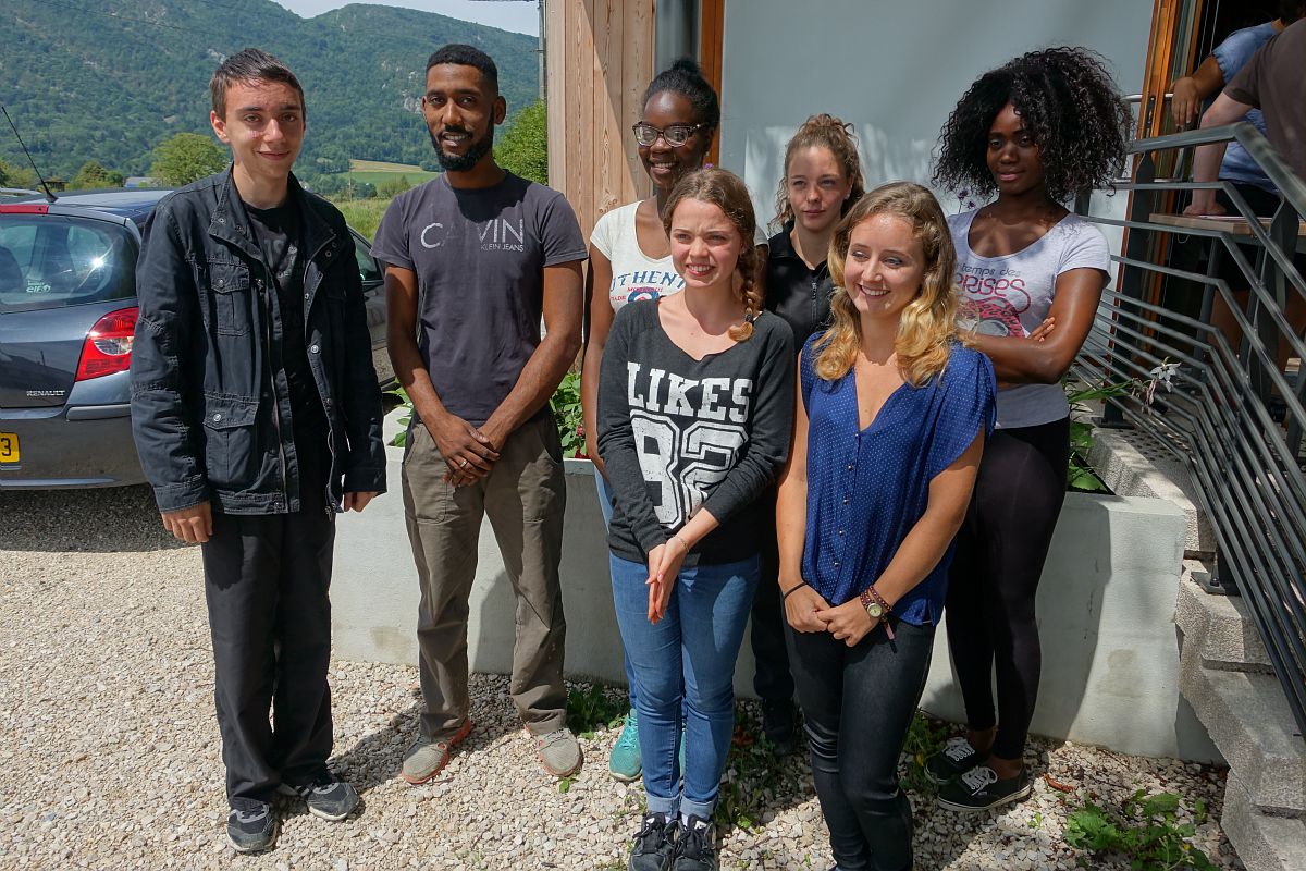 Temps convivial pour la 7e édition des chantiers jeunes éco-citoyens le 31 juillet 2015 sur la commune de Vimines : travaux sur les sentiers pédestres.