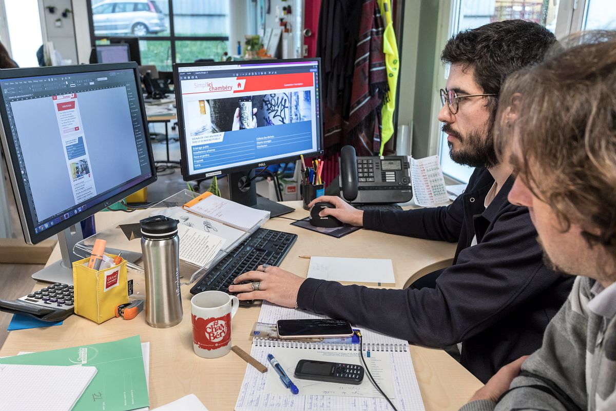 Espace de travail du graphiste à la Direction de la Communication de l'agglomération.