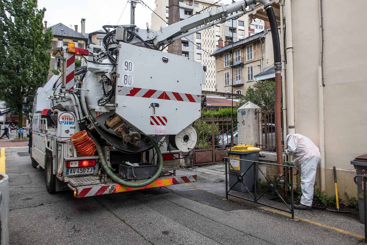 Agents du service des eaux sur le terrain.