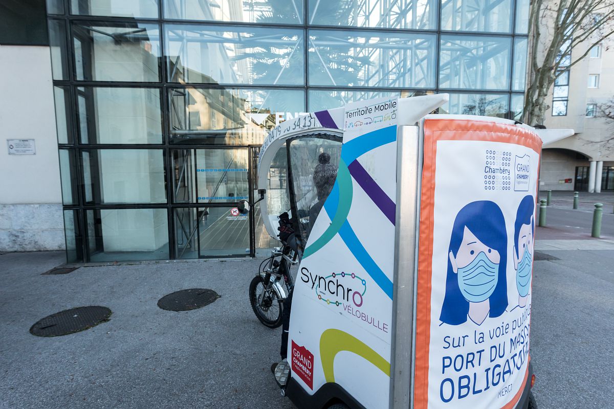 Transport par vélo bulle d'un usager jusqu'aux portes du centre de vaccination contre la covid 19.