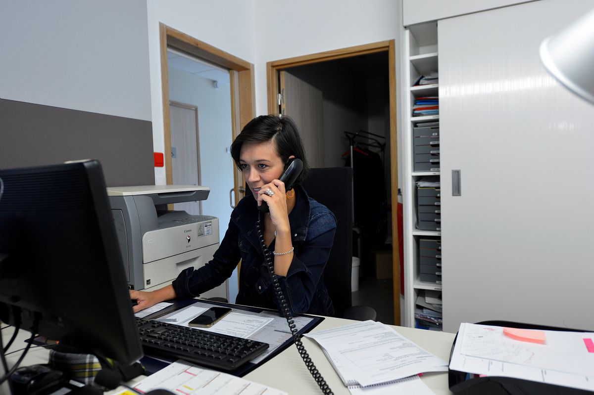Un agent de Grand Chambéry au téléphone avec un usager.