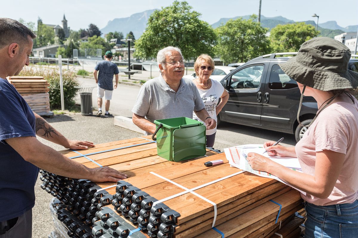 Distribution de composteurs aux habitants de l'agglomération de Grand Chambéry.