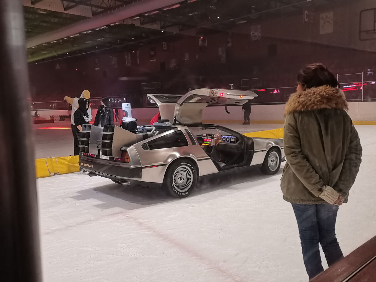 La DeLorean sur la glace de la patinoire de Buisson Rond.