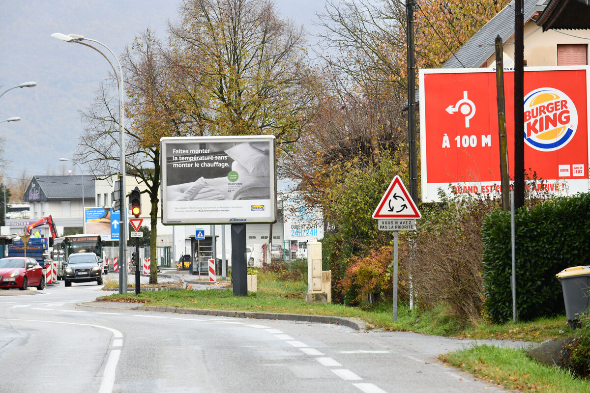 Panneaux publicitaires.