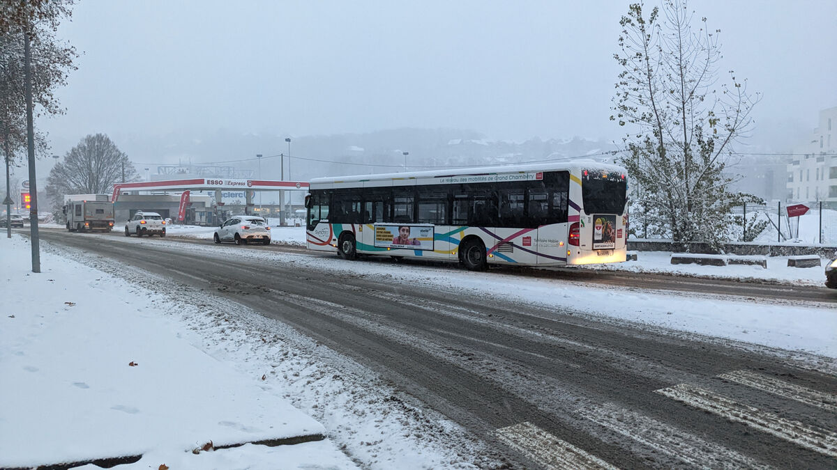 Un bus Synchro sous la neige.