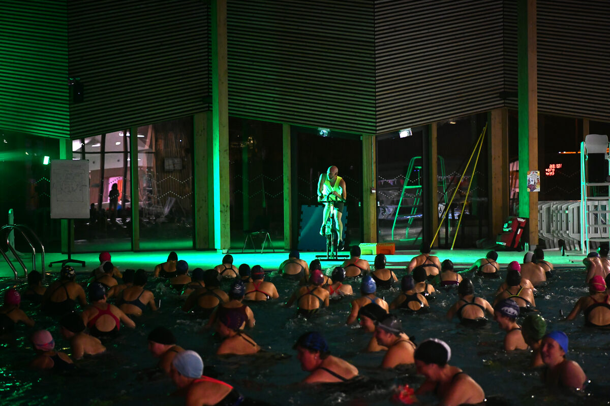 Des usagers font de l'aquabike lors de la soirée Détox à la piscine aqualudique du Stade.