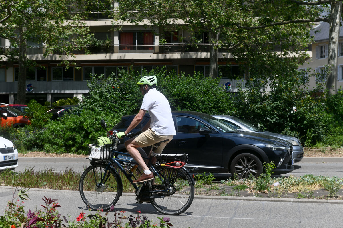 Un vélo sur la piste cyclable à Chambéry.